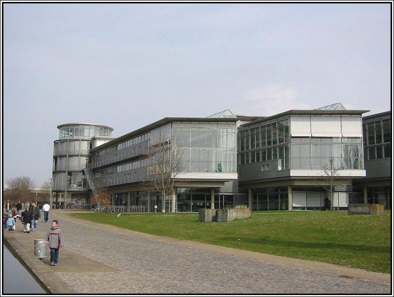 Auf dem Campus der geisteswissenschaftlichen Fakultten der Georg-August-Universitt wurde im Jahr 1992 ein Neubau der Niederschsische Staats- und Universittsbibliothek Gttingen erffnet. Die alten Bibliotheksgebude in der Innenstadt werden weiterhin fr Altbestnde und Sondersammlungen genutzt. Die Aufnahme stammt vom 26.03.2005.