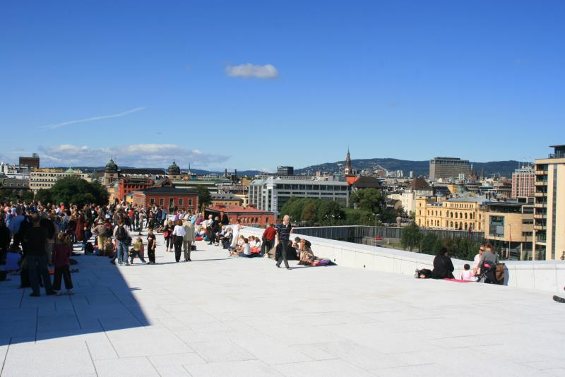 Auf dem Dach des Oslo Opera House. Vor der Oper gibt es einen Verkaufsstand mit Sonnenbrillen. Auf dem Dach angekommen, wusste ich auch warum! Oslo, 06.09.2009