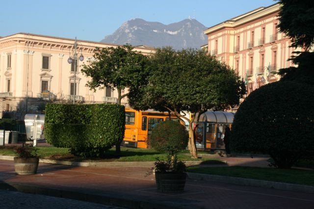 Auf dem Piazza di Liberta. Im Hintergrund sieht man den Monte Vergine mit der Wallfahrtskirche; 19.01.2008