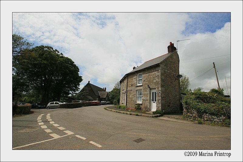 Auf dem Weg durch Constantine - Cornwall, England. Die Huser waren perfekt an die Kurve angepasst.