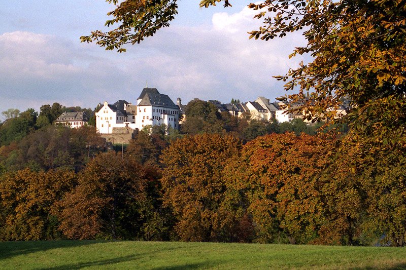 Auf einem Gneis-Felsen hoch ber der Zschopau thront Schloss Wolkenstein und der gleichnamige Ort. Die Schlossanlage entstand im 14. und 16. Jahrhundert. Wolkenstein war einst Ausgangspunkt der Pressnitztalbahn nach Jhstadt, welche heute erst ab Steinbach beginnt. Die Aufnahme entstand im Oktober 2004.