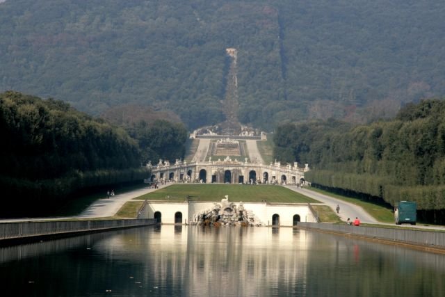 Auf einer Flche von 120 Hektar und einer Lnge von 3 Kilometern legte Carlo Vanvitelli einige Brunnen und Wasserspiele an. Den Hhepunkt bildet die 80m hohe Kaskande am Ende des Schloparks.