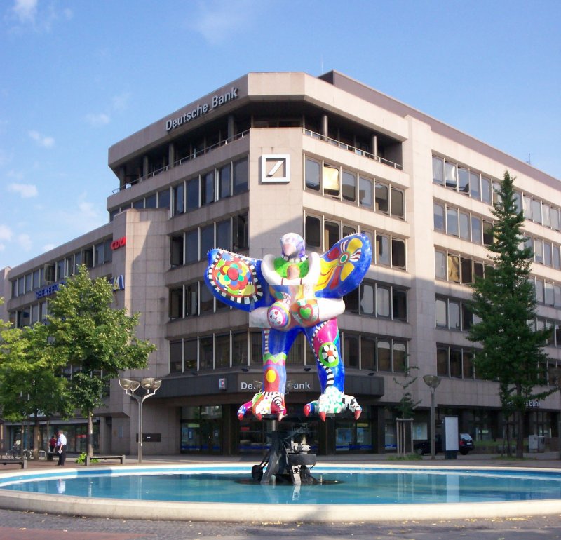 Auf der K in Duisburg sieht man schon von weitem ,den 1991 - 1993 aus Polyester mit Teflonfarbbeschichtung errichteten 7,20 m hohen  Lifesaver -Brunnen von Niki de Saint Phalle. Der adlerhnliche Vogel, an den sich eine weibliche Figur klammert, steht mit ausgebreiteten Armen auf einem aus lackiertem Stahl aus Industrieabfllen von Jean Tinguely errichteten Sockel, mit dessen Hilfe sich das Fabelwesen in der warmen Jahreszeit rhythmisch nach links und rechts bewegt und dabei Wasserkaskaden in den Brunnen spritzt.