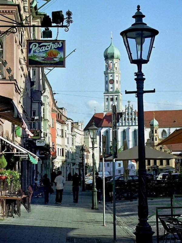 Auf der Maximilianstrae, i.H. die Kirche St. Ulrich und Afra (Juli 2004)