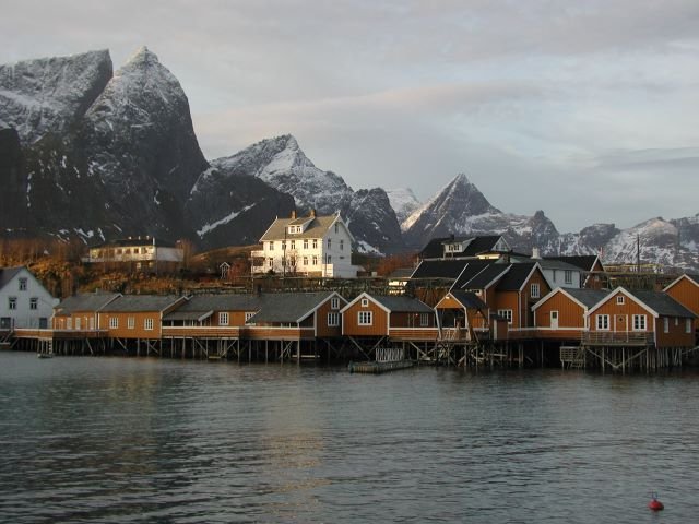 Auf Sakresya befindet sich die schnste Rorbuer-Anlage. Robuer sind auf Stelzen gebaute Wohnunterknft fr die vielen Fischer, die als Saisonarbeiten auf die Lofoten kommen. Die Heringsaison geht von Ende Okktober bis Ende Dezember. Danach kommt der Dorsch. Er wird bis Ende Mrz gefangen.