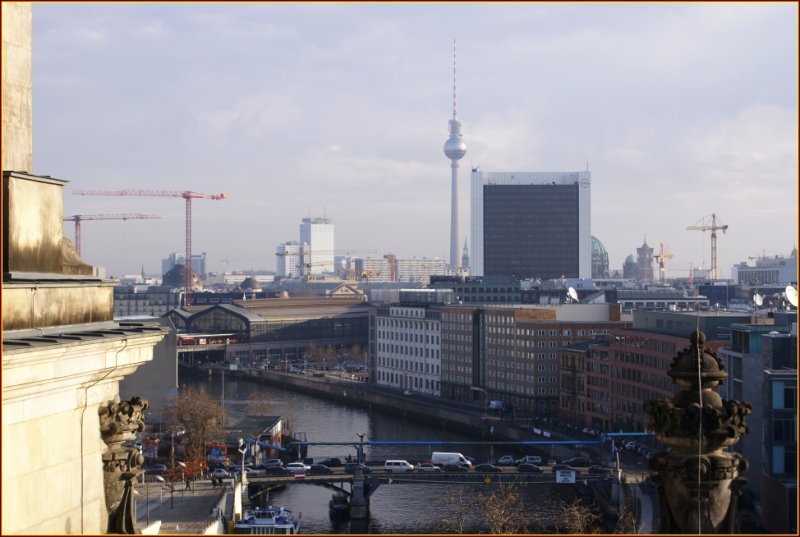 Auf´m Reichstag - im Vordergrund die Spree und der Bf. Friedrichstrasse