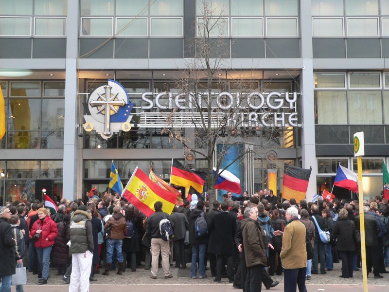 Aus aller Welt kamen Scientologen angereist. Zeitungsreporter wurden wegen ihrer kritischen Berichterstattung in den Vortagen wohl gar nicht erst in das Gebude gelassen. Anwohner berichteten im Fernsehen davon, dass im Umfeld dieses Gebudes bereits massiv Menschen angesprochen werden, um doch Scientology beizutreten. Einige umliegene Huser, z.B. die Tribne, haben bereits generelles Hausverbot fr Scientologen erteilt. 13.1.2007