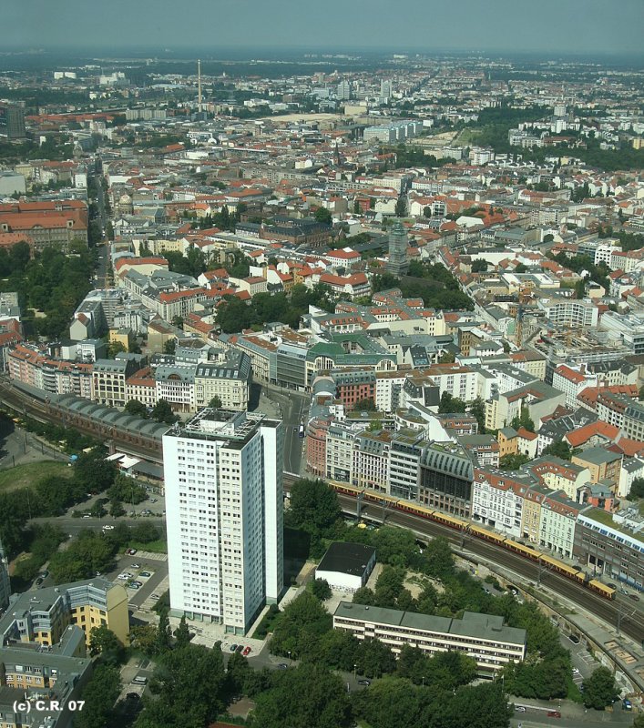 Ausblick auf den Norden Berlins, ber die Hackeschen Hfe hinweg. Unten sieht man noch eine S-Bahn vom Hackeschen Markt zum Alexanderplatz fahren.