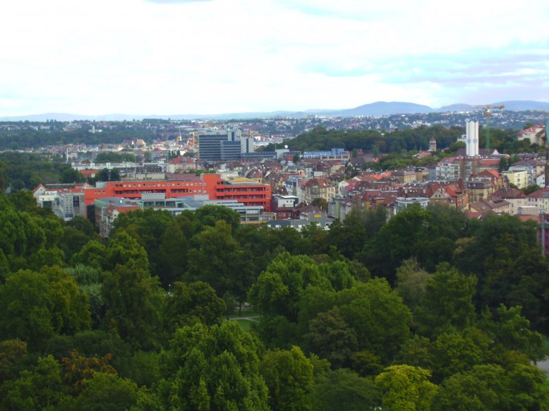 Ausblick vom Stuttgarter Bahnhofsturm auf die Stuttgarter Innenstadt. Im Vordergrund sind teile der Grnen Lunge Stuttgart, dem Rosensteinpark zu sehen.