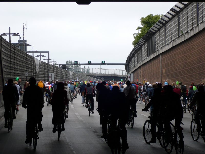 Ausfahrt aus dem Tunnel. Viele machten nun erst einmal Picknick auf der Autobahn. 3.6.2007