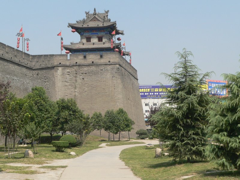 Auen an der Stadtmauer befindet sich ein gut besuchter und - in China blich - hochwertig angelegter und gepflegter Garten. Hier kann man die Mauer 1x umrunden (ca. 12km), was abgesehen von den chaotischen Straenberquerungen sehr angenehm ist. 09/2007