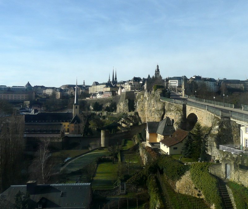 Aussicht auf die Oberstadt Luxemburg mit der Kathedrale und der Michaelskirche. Im Vordergrund ist der Stadtteil Grund zu sehen mit der Johanneskirche und der Abtei Neumnster. Man sieht auch, dass sogar in der Stadt Luxemburg Wein angebaut wird. 03.02.08