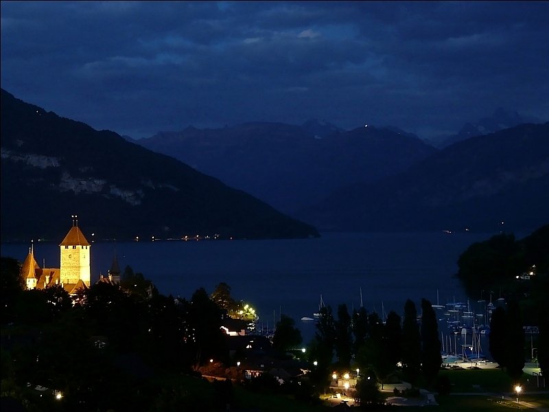 Aussicht auf Spiez, das erleuchtete Schloss und den Thuner See fotografiert am 28.07.08 gegen 22.00 Uhr. (Jeanny)
