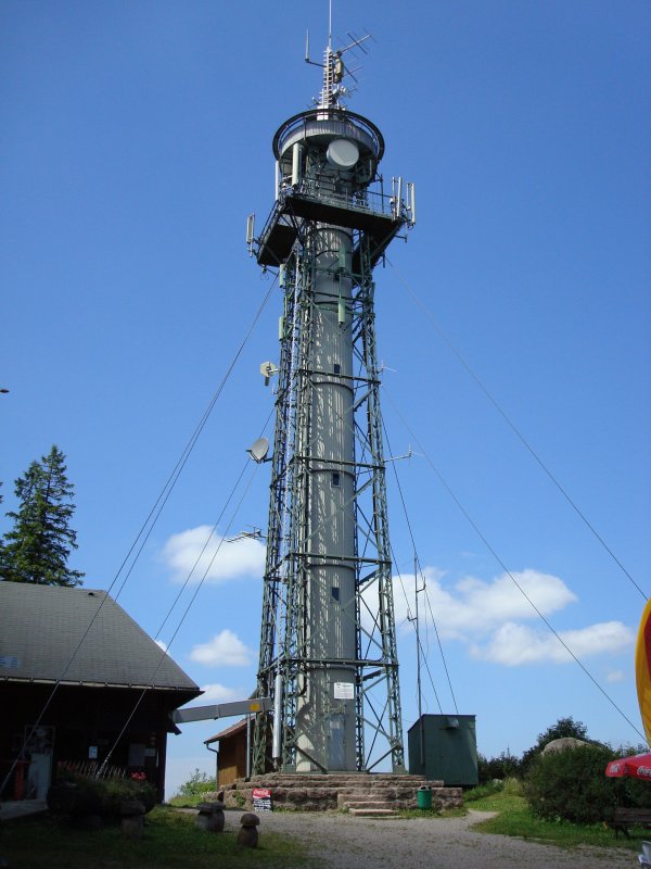 Aussichtsturm und Sendemast auf dem Hochfirst 1192m oberhalb vom Titisee im Schwarzwald, der Turm wurde 1890 als Aussichtsturm erbaut und ist 28m hoch,
Juli 2008