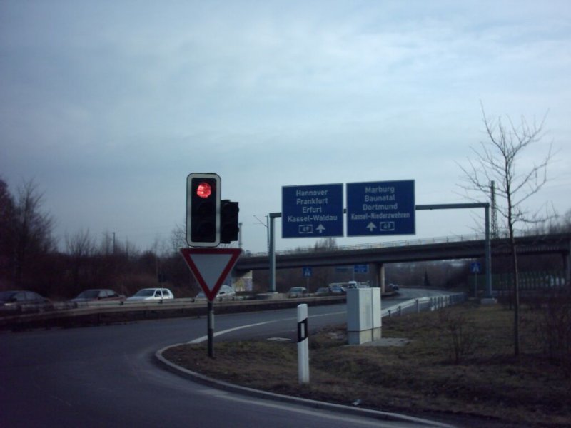 Autobahnauffahrt auf die A49 am DEZ-Einkaufszentrum in Kassel