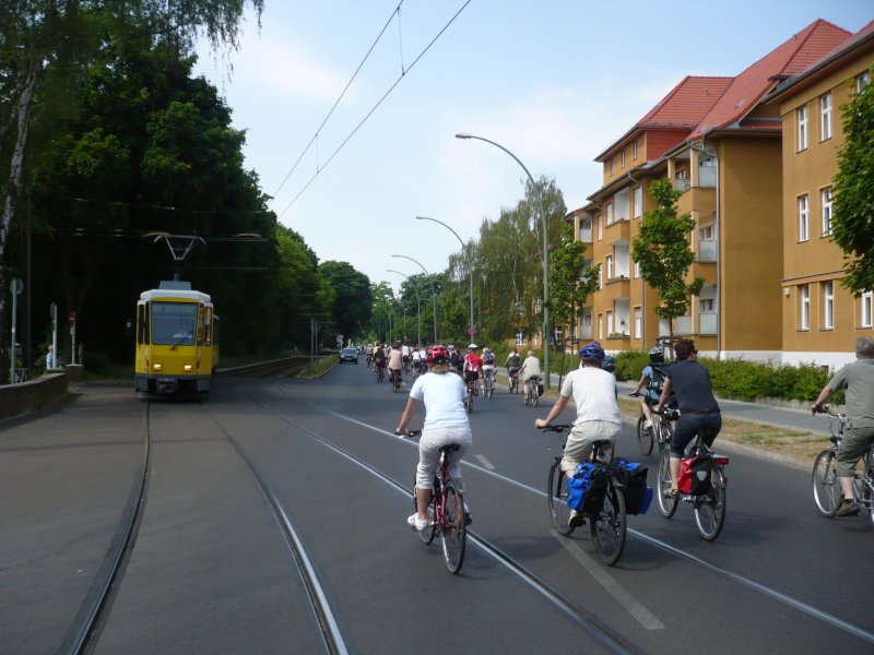 Autofreier Sonntag in Berlin. Wer dennoch fuhr, hatte zumindest auf den Routen der Sternfahrt keine gute Wahl getroffen. Aber auch Straenbahnen und Busse mussten warten. 1.6.2008