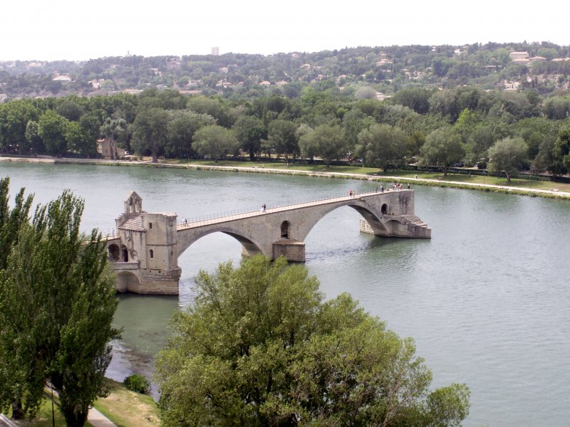 AVIGNON (Dpartement Vaucluse), 16.06.2006, Blick vom Papstpalast auf die Brcke St.-Bnzet