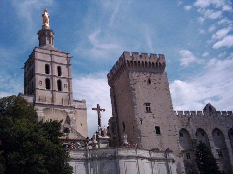 Avignon: Kathedrale Notre-Dame des Doms, neben dem Papstpalast.Auf der Spitze des Turms steht die Madonna.