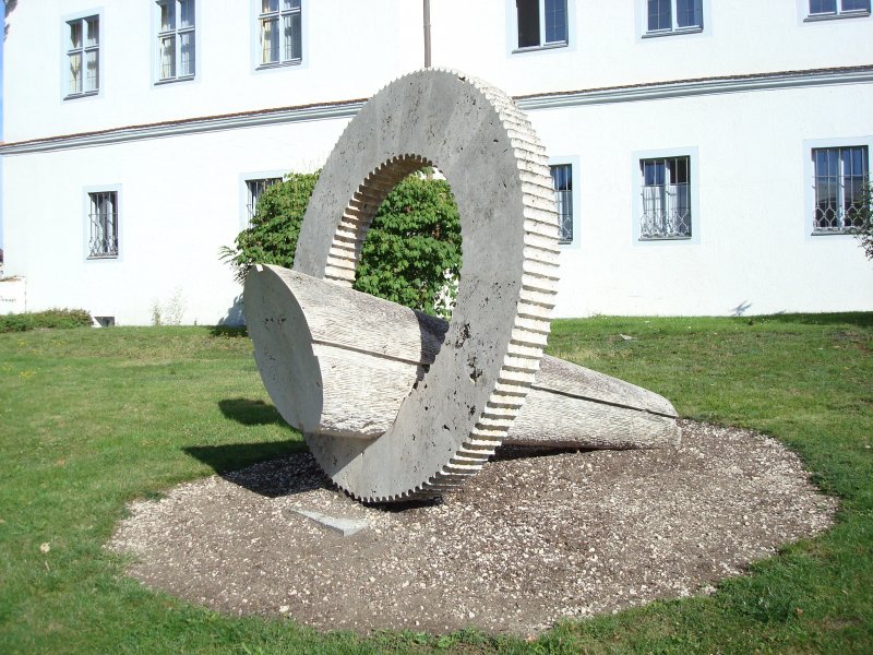 Bad Buchau/Oberschwaben
aus Granit gehauen  Zeitsprung  von A.F.Otterbach aus dem Jahr 2000
vor dem Schlosseingang,
Aug.2008