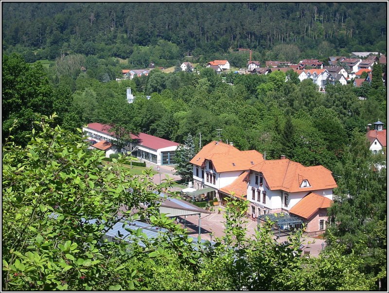 Bad Herrenalb liegt am Nordrand des Schwarzwaldes im oberen Talkessel des Albtales im Landkreis Calw. ber die Stadtbahnlinie S1 des Karlsruher Verkehrsverbundes (KVV) ist der Kurort an Karlsruhe angebunden. Im Bild der Bahnhof von Bad Herrenalb, aufgenommen am 02.07.2006. 