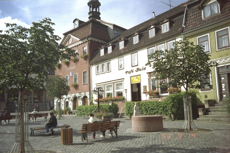 Bad Salzungen/Werra 1993 - Marktplatz mit Rathaus und Cafe
