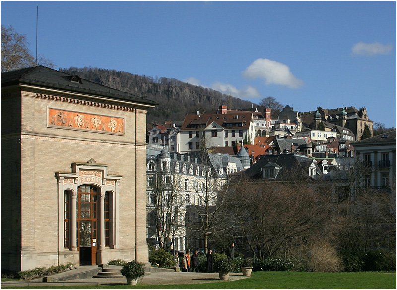 Baden-Baden: Blick an der Trinkhalle vorbei auf die Altstadt. Darber die Felsen auf dem Battert. 4.3.2007 (Matthias)