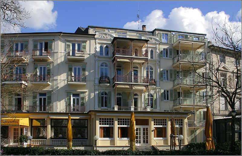 Baden-Baden: Licht- und Schattenspiel auf den Hotelfassaden an der Oos. 4.3.2007 (Matthias)