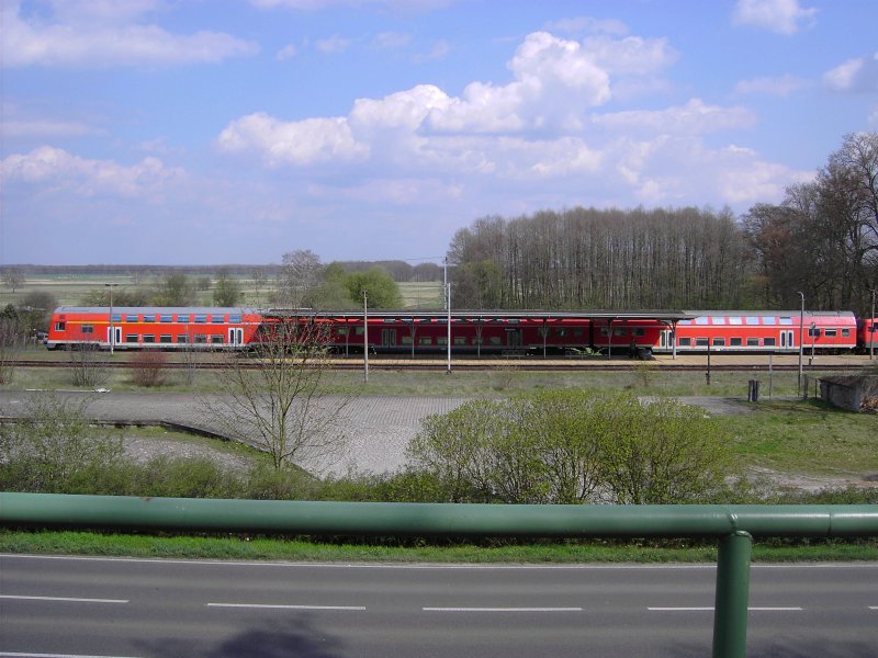 Bahnhof Neuzelle, gesehen vom hher liegenden Radweg an der B 112. Das Gelnder dient dem Absturzschutz vom oberen zum unteren ffentlichen Gelnde.