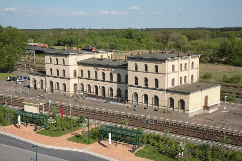 Bahnhofsgebäude von Hagenow Land. 07.05.2008 Staedtefotos.de