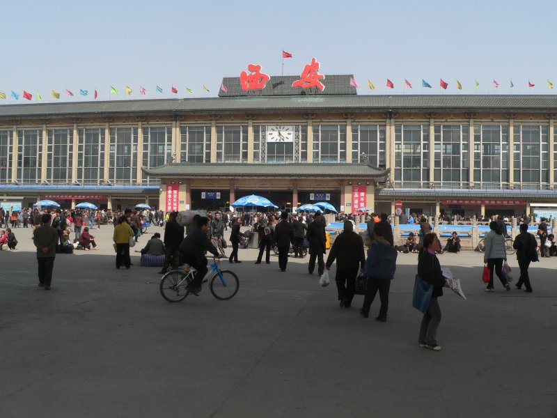 Bahnhofsgebude in Xi'an. Die Bahnsteige kann man nur mit einer gltigen Fahrkarte betreten. Das Gepck wird durchleuchtet. April 2006