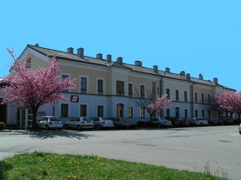 Bahnhofsvorplatz RIED i.I. (leider ziert eine unschne Schmiererei das Bahnhofsgebude) 070421