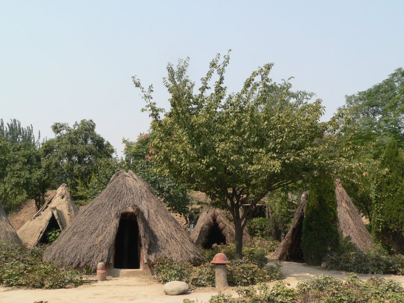 Banpo Siedlung Xi'an: Hier wurde eine 6000 Jahre alte neolithische Siedlung ausgegraben ausgegraben. Im Bild zu sehen ist eine Rekonstruktion der Htten aus der damaligen Zeit. 09/2007