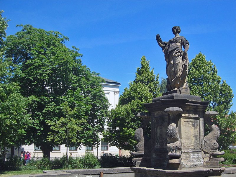 Barocker Brunnen am Myconiusplatz in Gotha im Schatten der Augustinerkirche.
