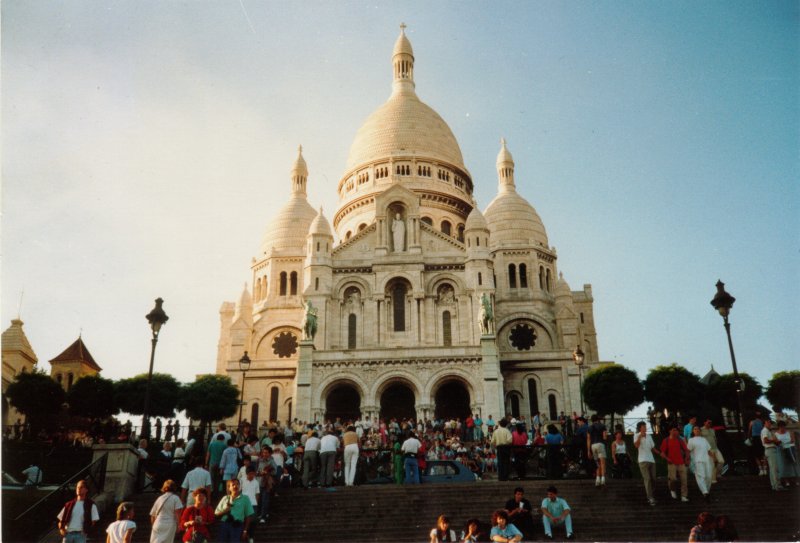 Basilique du Sacr-Cur
Der Bau der Kirche wurde 1875 begonnen und im Jahre 1914 vollendet.
Sie steht auf dem Hgel (130 Meter) von Montmartre und bildet den hchstgelegenen Punkt der Stadt.
