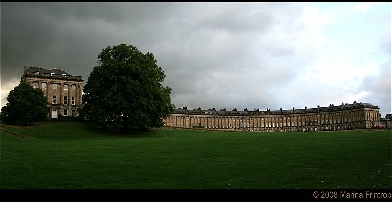 Bath - The Royal Crescent (Architekt John Wood der Jngere)  1767 entstand der Royal Crescent (dt. kniglicher Halbmond), ein halbkreisfrmiger Platz, der an der offenen Seite den Blick in einen englischen Garten erffnet. Im Gegensatz zu den bewegten Grundrissformen der Stadterweiterung steht die architektonische Gestaltung der Hausfassaden. Die Kolossalordnung der Halbsulen und Pilaster ber einem Sockelgeschoss, hinter der sich Reihenhuser befinden, wird fast immer ohne Akzentuierung und Rhythmisierung um das Platzrund gefhrt.  Quelle: Wikipedia