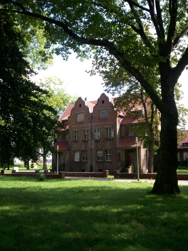  Beamtensiedlung  Bliersheim und Casino Krupp

Zwischen 1903 und 1910 entstand in der Nhe des Werksgelndes und am Rande des damaligen Dorfes Bliersheim eine Villenkolonie (Beamtensiedlung) im englischen Landhausstil. 

Im Laufe der Zeit breiteten sich die Werksanlagen ber das ehemalige Dorf aus, so dass das Fhrungspersonal schlielich inmitten des Httengelndes wohnte. 1914 beschftigte die Friedrich-Alfred-Htte neben 8300 Arbeitern auch etwa 1.000 Angestellte. Bis in die 50er Jahre bestand Residenzpflicht, d.h. die leitenden Angestellten mussten in Werksnhe wohnen.
