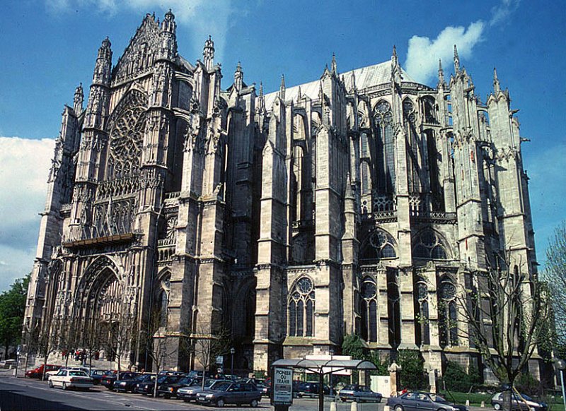 Beauvais, Kathedrale Saint-Pierre, ab 1225/1247, hochgotisch, unvollendet. Mit 48.5 m weltweit höchstes gotisches Gewölbe. Neben Amiens Vorbild des Kölner Doms. Links spätgotische Südquerhausfassade, rechts Hochchor mit Strebewerk und Kapellenkranz. Aufnahme von Südosten, April 1994, Scan ab Dia.