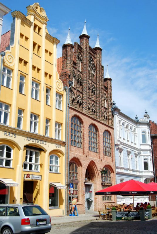 Beeindruckende Architektur findet man am und um den Stralsunder Marktplatz, aber auch viel Werbung, 06.07.08