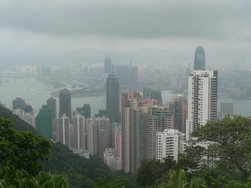 Bei diesigem Wetter blickte ich vom Victoria Peak auf Hong Kong Island (vorne) und Kowloon (hinten). 09/2007