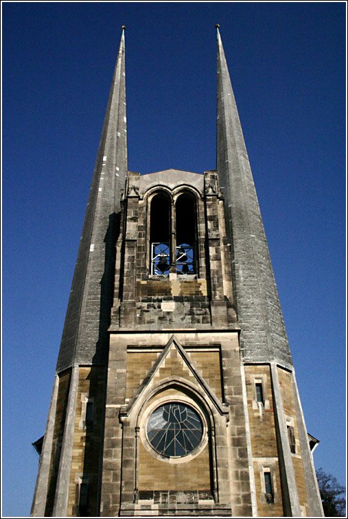 Bei einem Luftangriff auf Wrzburg wurde die Kirche St.Johannis fast vllig zerstrt. brig blieb nur ein Stumpf des Turmes. Dieser wurde 1957 in einen Neubau integriert. 25.2.2006 (Matthias)