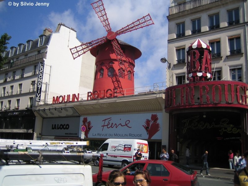 Beim Aufstieg zum Sacr Coeur kamen wir auch beim Moulin Rouge vorbei. Da dies die Abschlussreise der Sekundarschule war, blieb uns der Eintritt leider, leider verwehrt :-P