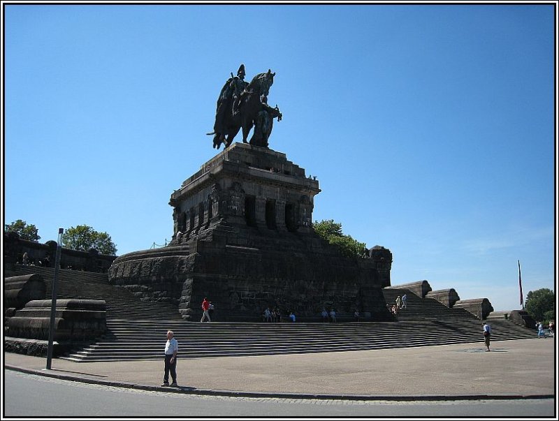 Beim Deutschen Eck, einer Landzunge an der Mndung der Mosel in den Rhein bei Koblenz befindet sich dieses Reiterstandbild von Kaiser Wilhelm I. Es wurde ursprnglich 1897 eingeweiht, am Ende des 2. Weltkriegs zerstrt und Anfang der 90er Jahre des letzten Jahrhunderts neu erreichtet. Dazwischen hatte der leere Sockel als Mahnmal der deutschen Einheit gedient. Die Aufnahme stammt vom 01.08.2007. 