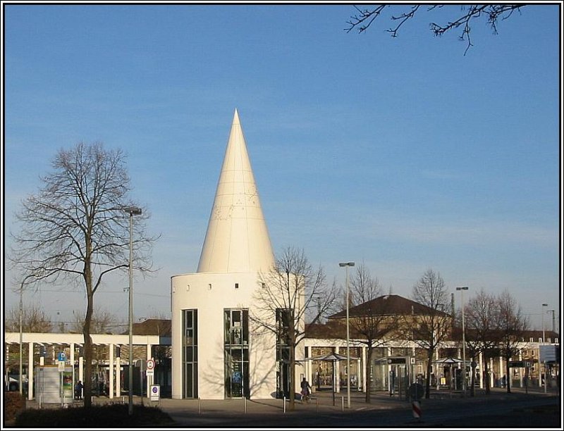 Beim Gttinger Bahnhof befindet sich auch der Busbahnhof. Bei der Neugestaltung der Flchen um den Bahnhof in den 90er Jahren wurde auch dieses auffllige Gebude errichtet, in dem sich die Touristen-Information und ein Blumenladen befinden. Ebenfalls errichtet wurde eine Pergola. (24.12.2003)