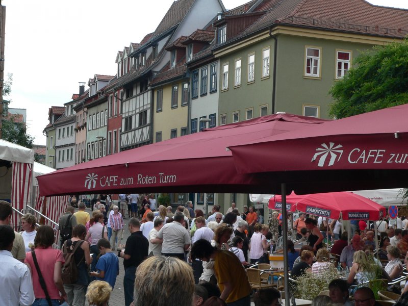 Beliebt bei Touristen und Einwohnern: die Gegend um die Krmerbrcke und die Cafes dort - hier das Cafe am Roten Turm. Von diesem Turm aus hat man einen guten Blick auf die Altstadt. Juni 2007