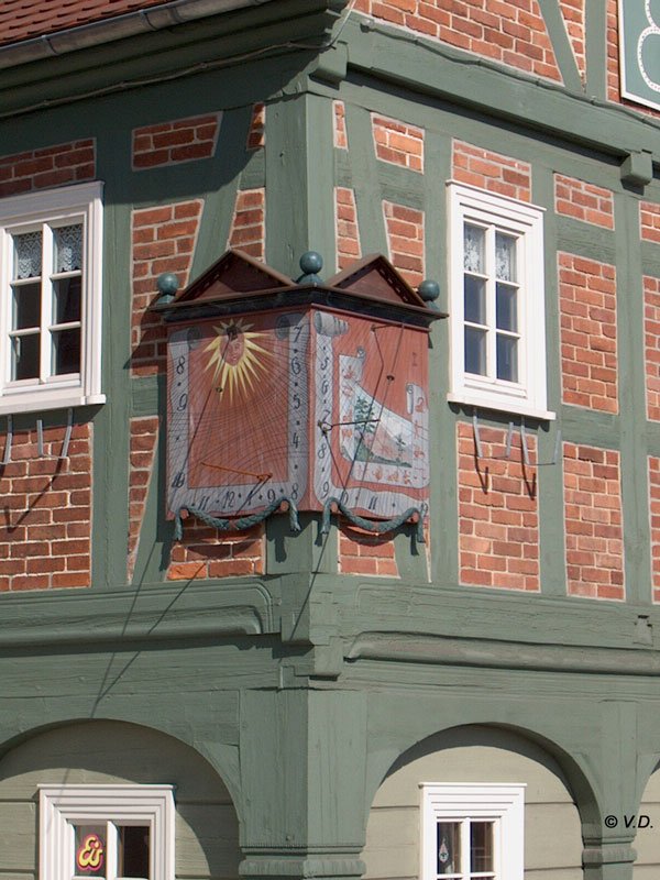 Bemalte hlzerne Sonnenuhr an einem Umgebindehaus in Ebersbach -  03.04.2005
