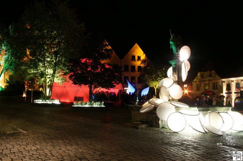 Bereits zum vierten mal fand 2009 die Veranstaltung  Kronach leuchtet  statt. Wie in den Jahren davor gab es wieder viele interessante Lichteffekte zu entdecken. Das Bild zeigt den Blick auf den Marktplatz vor dem Rathaus am 18. Juli 2009.