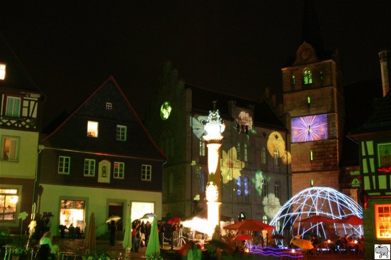 Bereits zum vierten mal fand 2009 die Veranstaltung  Kronach leuchtet  statt. Wie in den Jahren davor gab es wieder viele interessante Lichteffekte zu entdecken. Das Bild zeigt den Melchior-Otto-Platz welcher von bunt beleuchteten Gebuden eingerahmt wird in der Nacht vom 18. auf den 19. Juli.