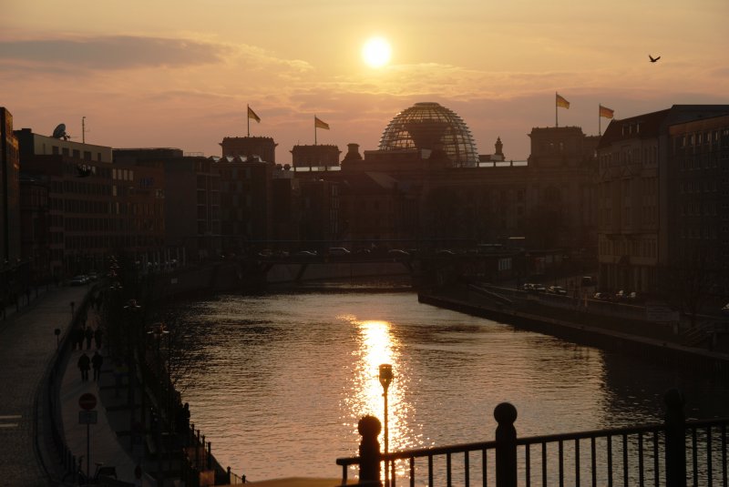 BERLIN, 03.03.2009, Blick vom Bahnhof Friedrichstrae auf das Reichstagsgebude