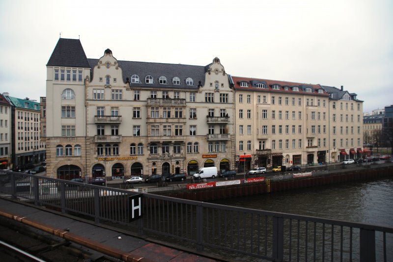 BERLIN, 07.03.2009, Blick vom Bahnhof Friedrichstrae auf den Schiffbauerdamm