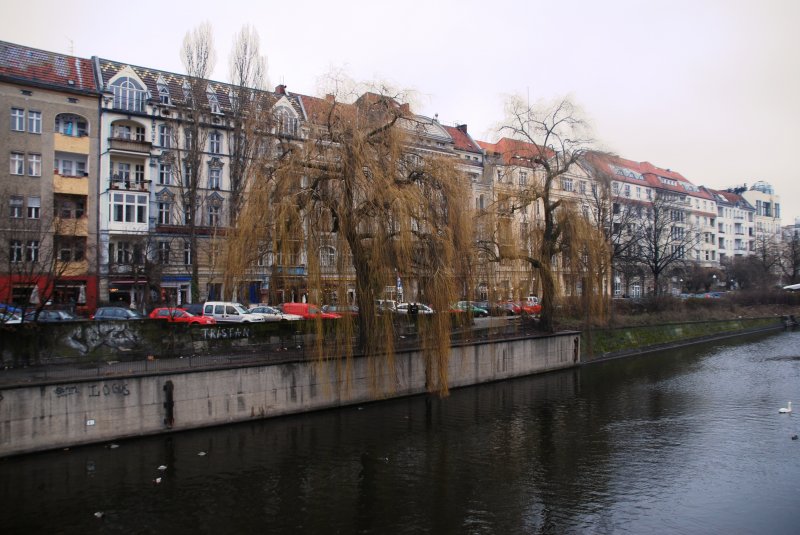 BERLIN, 07.03.2009, Blick von der Kottbusser Brcke auf Landwehrkanal und Paul-Lincke-Ufer an der Grenze zwischen Neuklln und Kreuzberg